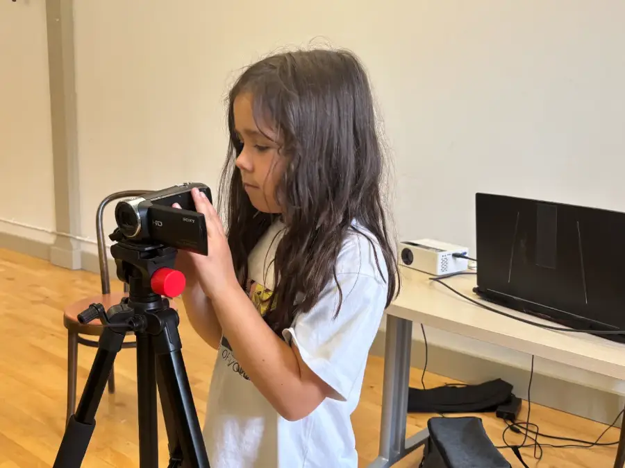 A camper setting up her own shot on the tripod